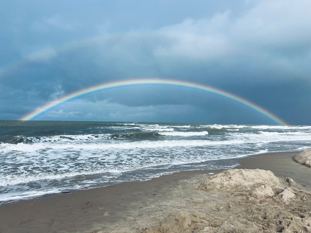 Uitwaaien aan zee: Een dubbele regenboog als bijzonder teken
