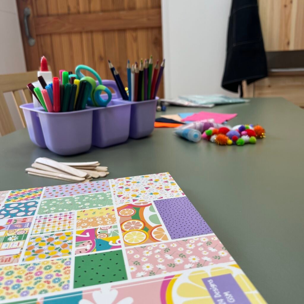 Lichte, vriendelijke ruimte met zachte kleuren en speelse elementen, ingericht voor kinderen. De foto toont een deel van de praktijk waar kinderen zich welkom en op hun gemak voelen.