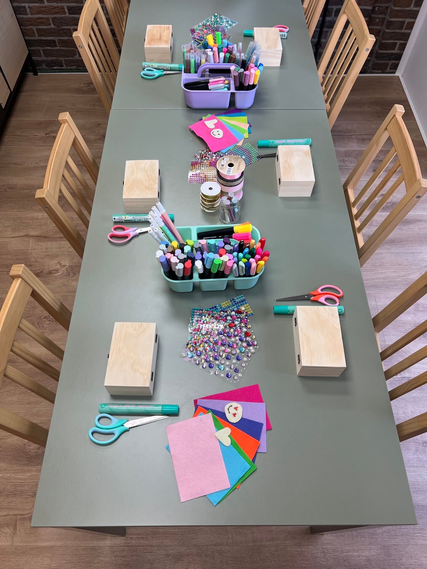 Creatief kinderfeestje tafel voorbereiding – Kinderpraktijk De Kleurenboog Voorbereide tafel voor een creatief kinderfeestje bij De Kleurenboog